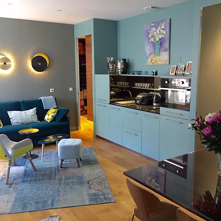 Luxury Apt. Le Marais-pompidou. 2br/2ba. A/c Apartment