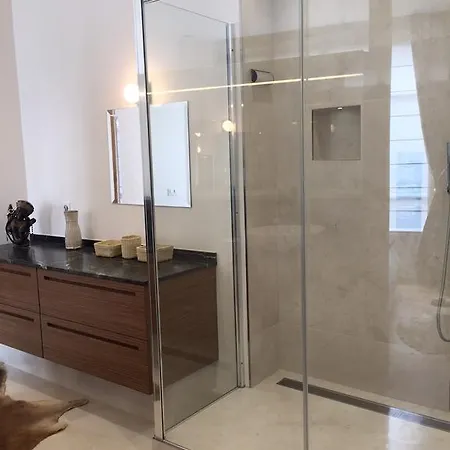 Luxury Apt. Le Marais-pompidou. 2br/2ba. A/c * Paris