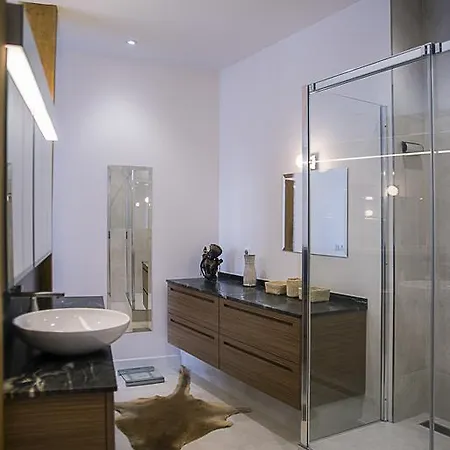 Luxury Apt. Le Marais-pompidou. 2br/2ba. A/c Apartment