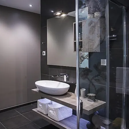 Luxury Apt. Le Marais-pompidou. 2br/2ba. A/c Apartment *