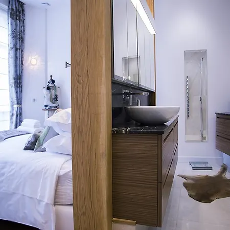 Apartment Luxury Apt. Le Marais-pompidou. 2br/2ba. A/c